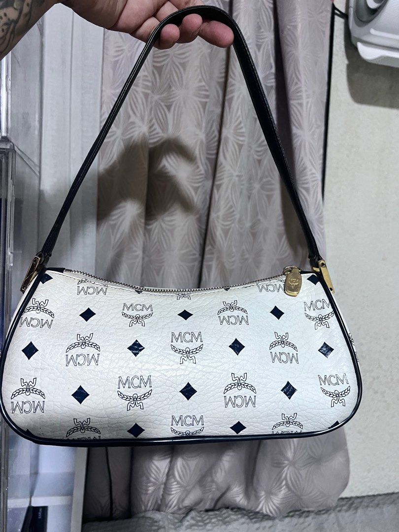 MCM POCHETTE (Category: Luxury Bags & Wallets) located in Madrid. Submitted by jhunaceee (Listing ID 1389766580, Image 2). Description: Original No issue Bag only.