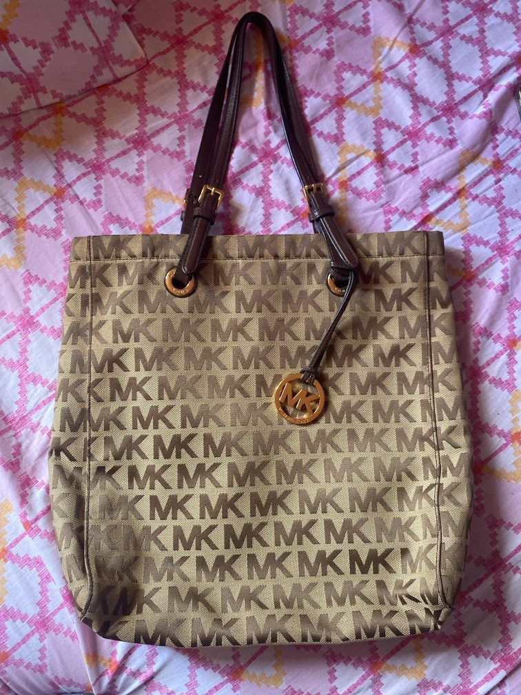 Michael Kors Tote Bag (Category: Tote Bags) located in Quezon City. Submitted by sofieegee (Listing ID 1389683811, Image 1). Description: .