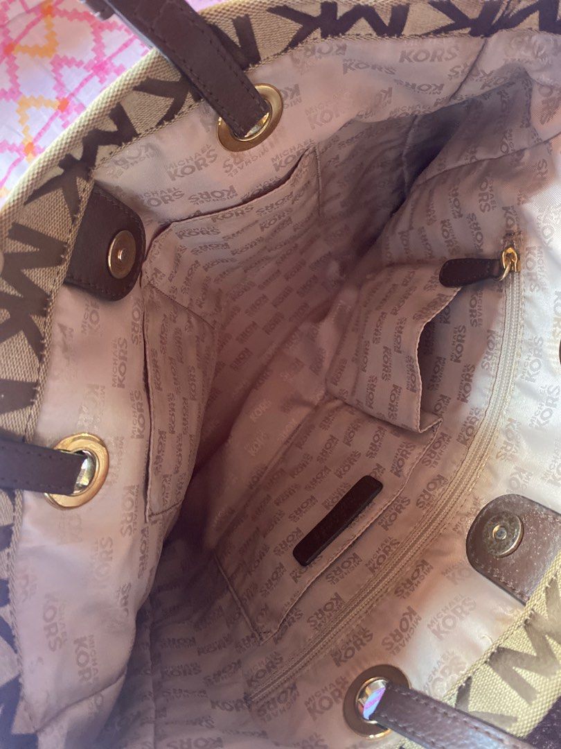 Michael Kors Tote Bag (Category: Tote Bags) located in Quezon City. Submitted by sofieegee (Listing ID 1389683811, Image 3). Description: .