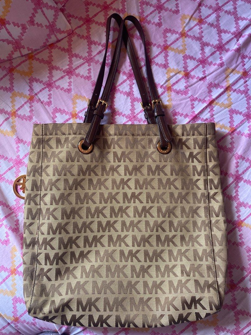 Michael Kors Tote Bag (Category: Tote Bags) located in Quezon City. Submitted by sofieegee (Listing ID 1389683811, Image 2). Description: .