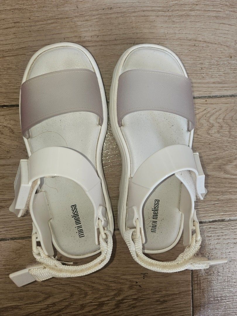 Mini Melissa sandals for kids (Category: Babies & Kids Fashion) located in Taguig. Submitted by chuang147 (Listing ID 1389666886, Image 2). Description: comfy and elegant Size 7 good for 5-7 yrs old Melissa sandals for kids uptown mall purchased Wide straps Velcro closure Adjustable strap All-day comfort Upper: 100% PVC Insole: Laminated PVC Sole: 100% EVA Bubblegum scent.