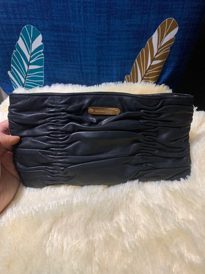 MK wallet sling (Category: Luxury Bags & Wallets) located in Manila. Submitted by yanakolekzione (Listing ID 1389834202, Image 1). Description: Original Preloved Signs of usage Soft leather Sling not adjustable Sling lenght - 36.5 inches.