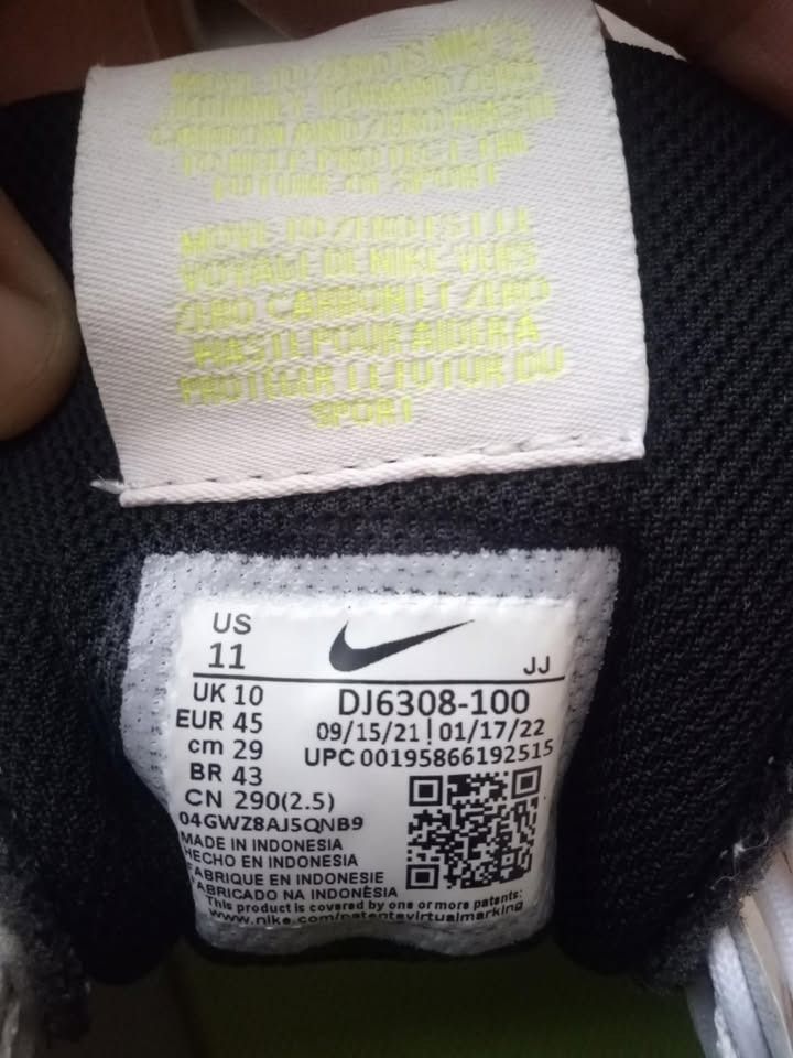 NIKE CRATER IMPACT WHITE SIZE 11US (Category: Sneakers) located in Caloocan City. Submitted by eugenevinc36613 (Listing ID 1389846535, Image 2). Description: Slightly used NIKE CRATER IMPACT s11US Issue: *faded logo on insoles (minimal) *different box .