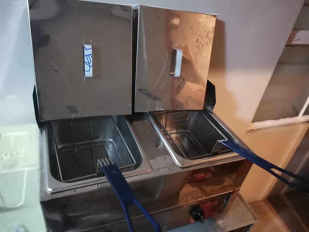 Once used! Low price!! (Category: Cookware & Accessories) located in Quezon City. Submitted by niyanc (Listing ID 1389764352, Image 3). Description: Double Deep fryer Large size 3.5 x 2 dangkal Free delivery na Needs to dispose Negotiable .