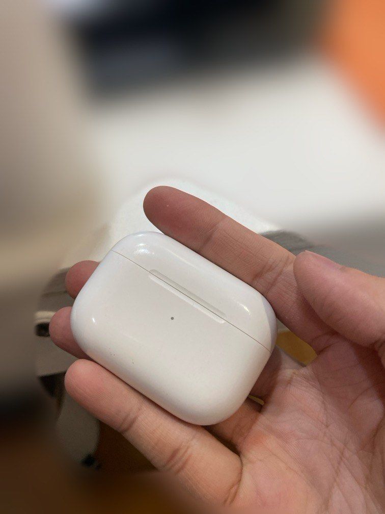 ORIGINAL Apple Airpods PRO 1 - 2ND HAND (Category: Earphones) located in Las Pinas. Submitted by Yellowish (Listing ID 1389418657, Image 2). Description: Fixed price. 100% ORIGINAL No box. Bought these a long time ago so Ive lost the box. I can send as much testing proof as you’d like. Just send any request. Issues: > Used to get 4-5 hours with ANC on both buds, now i only get around 3-4 hours > the Airpods need some cleaning Interested buyer pls