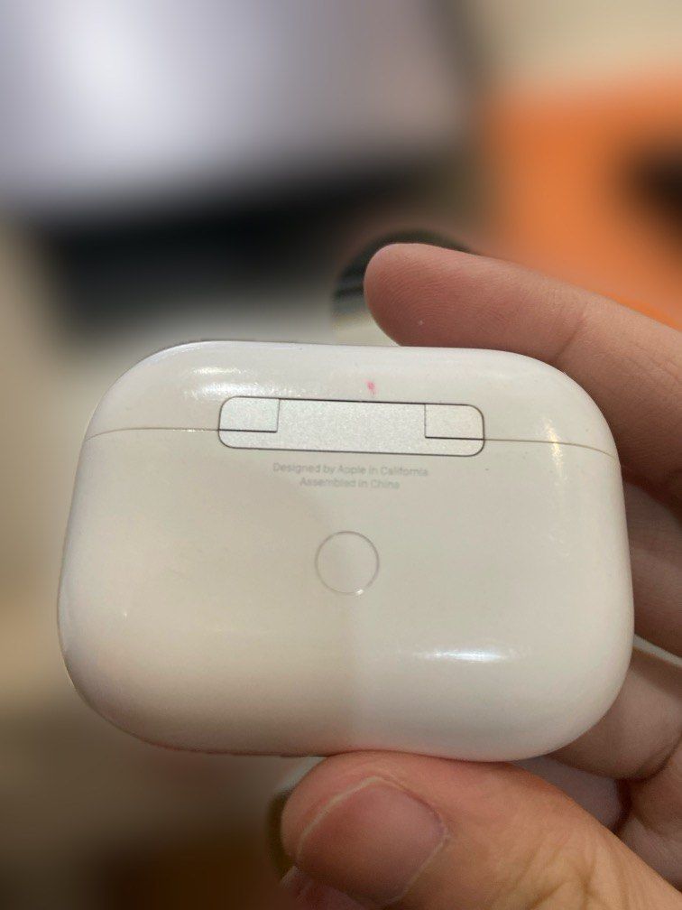 ORIGINAL Apple Airpods PRO 1 - 2ND HAND (Category: Earphones) located in Las Pinas. Submitted by Yellowish (Listing ID 1389418657, Image 3). Description: Fixed price. 100% ORIGINAL No box. Bought these a long time ago so Ive lost the box. I can send as much testing proof as you’d like. Just send any request. Issues: > Used to get 4-5 hours with ANC on both buds, now i only get around 3-4 hours > the Airpods need some cleaning Interested buyer pls