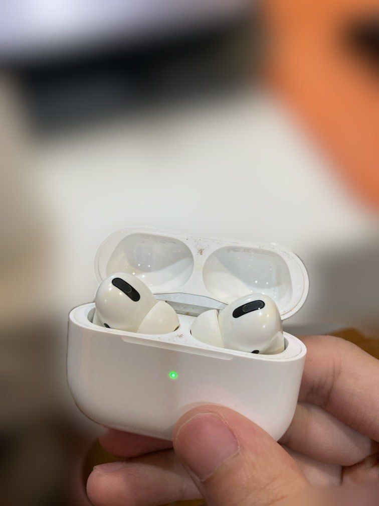 ORIGINAL Apple Airpods PRO 1 - 2ND HAND (Category: Earphones) located in Las Pinas. Submitted by Yellowish (Listing ID 1389418657, Image 1). Description: Fixed price. 100% ORIGINAL No box. Bought these a long time ago so Ive lost the box. I can send as much testing proof as you’d like. Just send any request. Issues: > Used to get 4-5 hours with ANC on both buds, now i only get around 3-4 hours > the Airpods need some cleaning Interested buyer pls