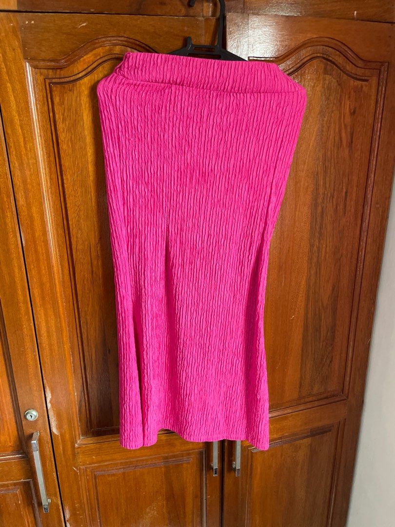Pink Mermaid Skirt (Category: Skirts) located in Caloocan City. Submitted by sighx (Listing ID 1389678623, Image 1). Description: used once garterized.