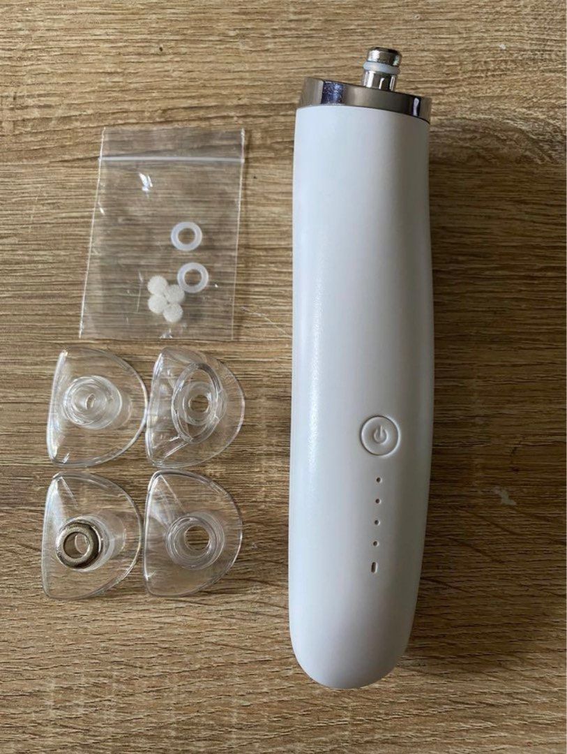 Pore Vacuum and Blackhead remover (Category: Face Care) located in Quezon City. Submitted by ara0901 (Listing ID 1389690198, Image 1). Description: Bought for Php 1800.00 WHAT IS IT? This exfoliating blackhead remover will kick your DIY facials up a notch. Specifically designed for clogged pores and blackheads, this at-home tool features four suction options: oval, small, large, and microdermabrasion. All you have do is choose your preferred type