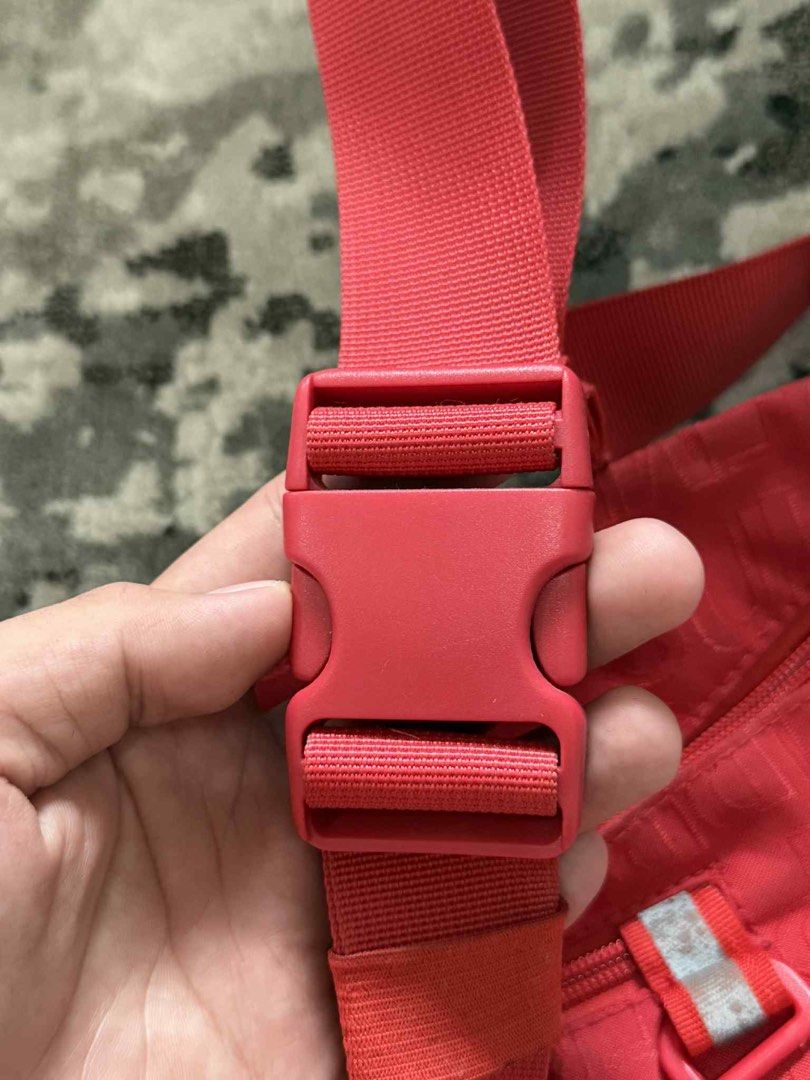 Supreme Belt Bag (Category: Belt bags, Clutches and Pouches) located in Bulacan. Submitted by luispresko (Listing ID 1389801478, Image 2). Description: Good Condi ₱1500 📍Meycauayan Bulacan.
