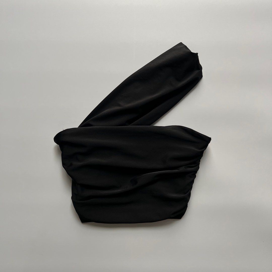 Tiger Mist Asymmetrical Semi-cowl Black Top (Category: Sleeveless) located in Manila. Submitted by babybella888 (Listing ID 1389809726, Image 1). Description: Size: xs-s Brand: Tiger Mist Condition: Like New Flaw: None .