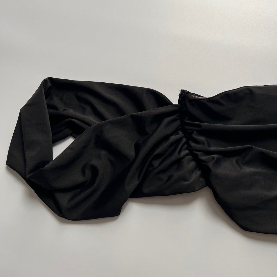 Tiger Mist Asymmetrical Semi-cowl Black Top (Category: Sleeveless) located in Manila. Submitted by babybella888 (Listing ID 1389809726, Image 3). Description: Size: xs-s Brand: Tiger Mist Condition: Like New Flaw: None .