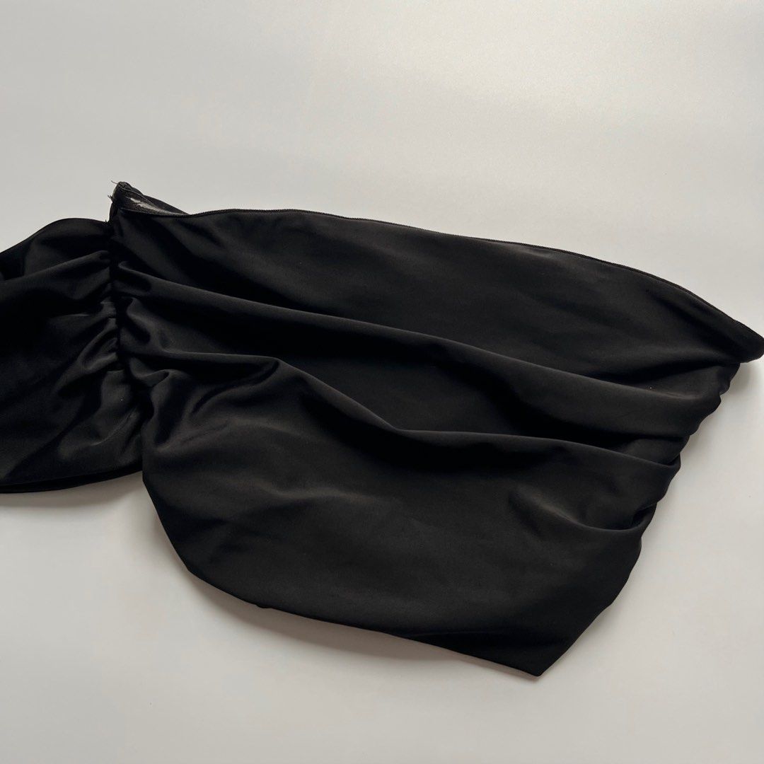 Tiger Mist Asymmetrical Semi-cowl Black Top (Category: Sleeveless) located in Manila. Submitted by babybella888 (Listing ID 1389809726, Image 2). Description: Size: xs-s Brand: Tiger Mist Condition: Like New Flaw: None .