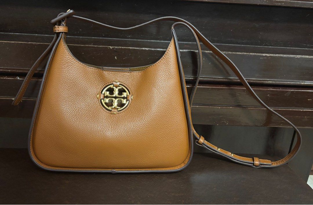 Tory Burch 2 way Leather bag (Category: Luxury Bags & Wallets) located in Imus. Submitted by bagsofblessings24 (Listing ID 1389671794, Image 2). Description: Preloved but like new Tory Burch Shoulder or sling/cross body bag Genuine leather, lightweight Excellent condition, no flaws, smells like new Medium size, can fit long wallet, snap closure Length 11in x Height 7in x Bottom 2.5in Pm to make reasonable offer With coded tag as authentic- not a 