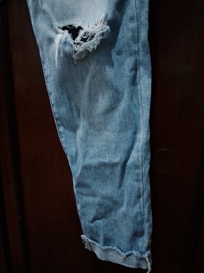 uniqlo jeans (Category: Jeans) located in Quezon City. Submitted by happyleafff (Listing ID 1389716264, Image 2). Description: Brand: Uniqlo jeans Waist Size: 25-27 inches high waist fitted jeans Rfs: decluttering - no when worn & rush shipping - items are preloved. please manage expectations - pay as you order - mode of payment: gcash, bdo.