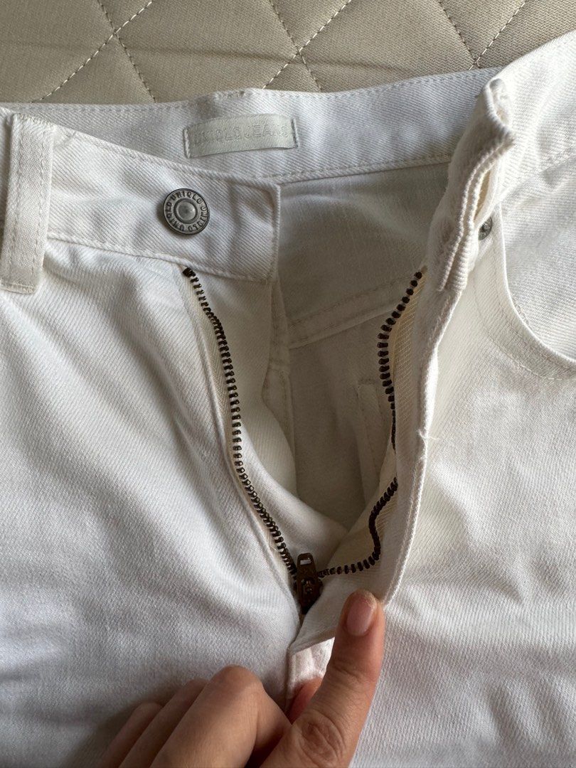 Uniqlo White Shorts (Category: Shorts) located in Quezon City. Submitted by CheekyPhoenix (Listing ID 1389684283, Image 3). Description: Size: 25 Rfs: I need a bigger size. MOP: Gcash/Maya/BPI/BDO/Seabank.