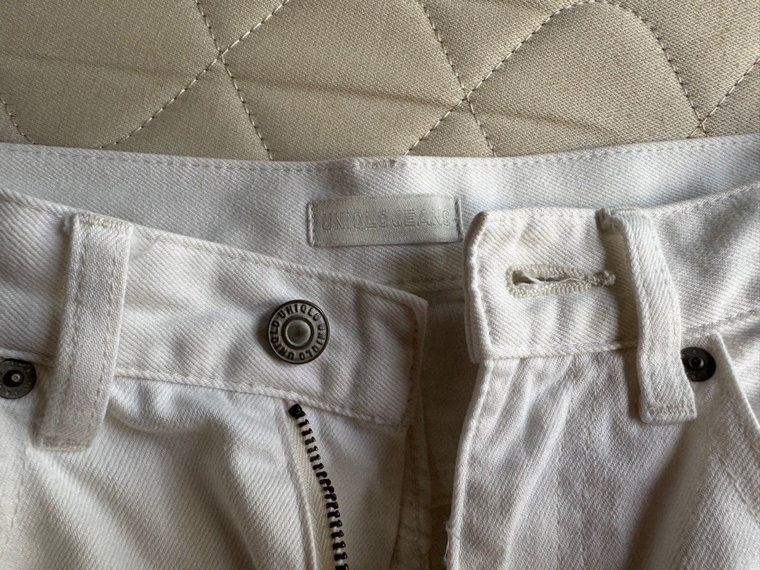 Uniqlo White Shorts (Category: Shorts) located in Quezon City. Submitted by CheekyPhoenix (Listing ID 1389684283, Image 2). Description: Size: 25 Rfs: I need a bigger size. MOP: Gcash/Maya/BPI/BDO/Seabank.