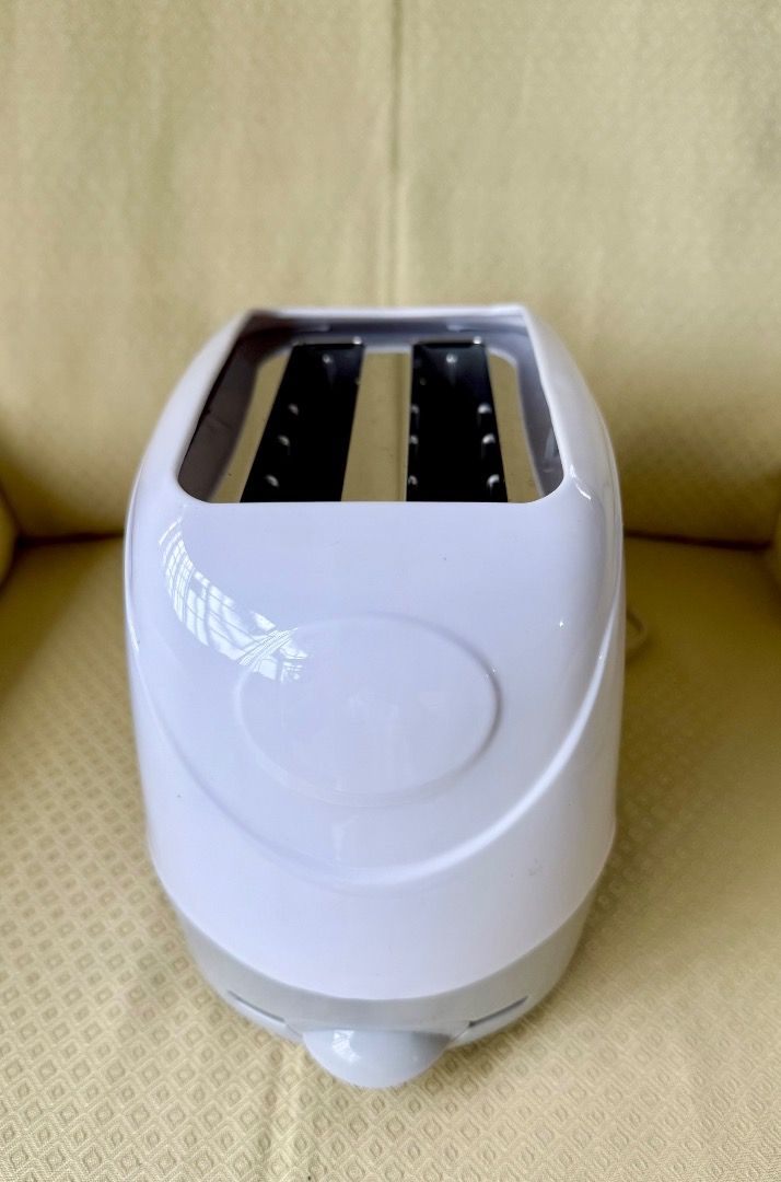 Vintage American Heritage Bread Toaster - Never Used (Category: Ovens & Toasters) located in Makati City. Submitted by mount_assetace (Listing ID 1389758769, Image 3). Description: Add a touch of timeless charm to your kitchen with this contemporary-style American Heritage Toaster, purchased pre 2010 and NEVER USED. My mom bought it, then promptly forgot about it - classic case of “buy now, use never”. So this gem stayed in pristine condition, ju