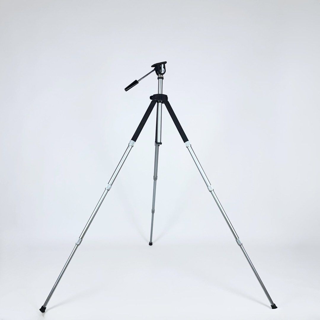Vintage Slick Solid Heavy Duty Adjustable Extendable Portable Photo Video Tripod (Category: Tripods & Monopods) located in Tagaytay City. Submitted by barenwolf (Listing ID 1389807331, Image 3). Description: Height- 18”-56” inches .