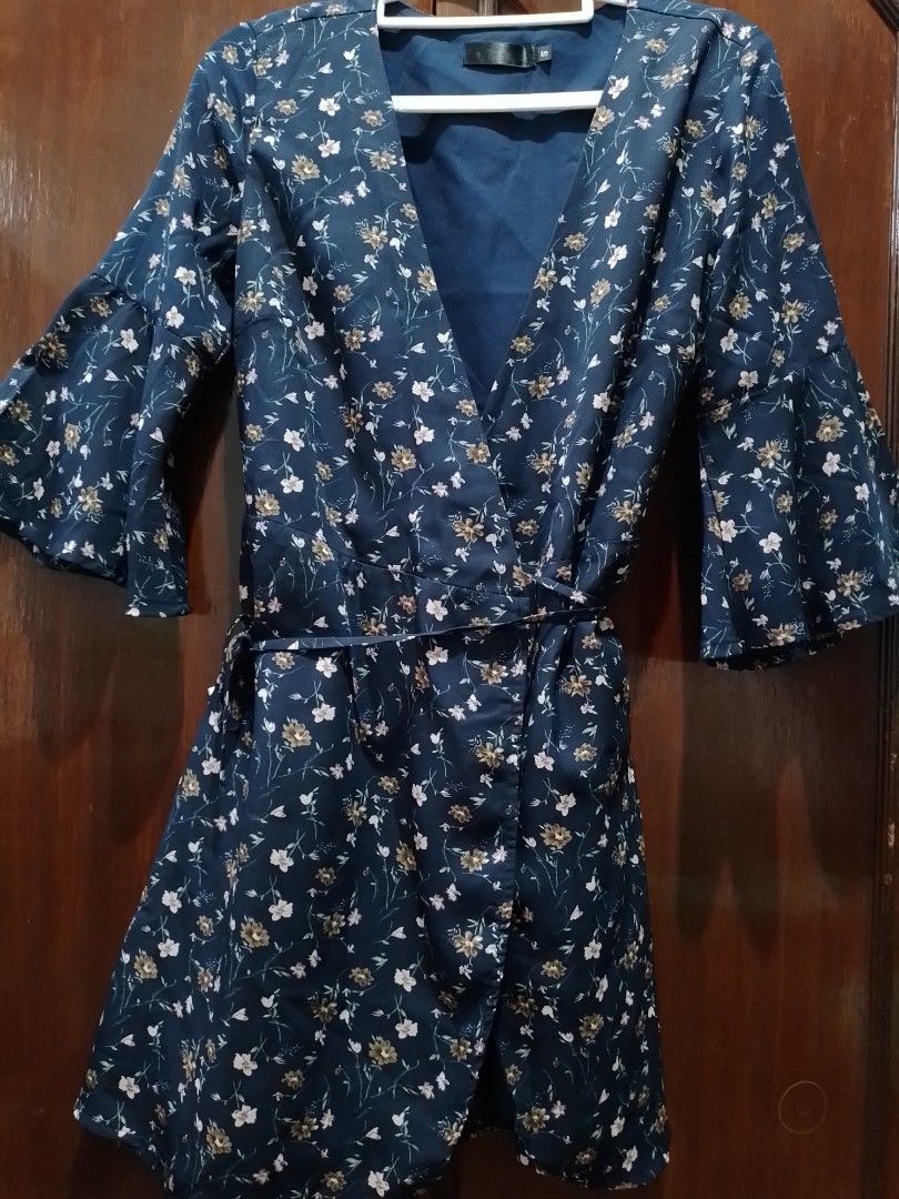 wrap up dress (Category: Dresses) located in Quezon City. Submitted by happyleafff (Listing ID 1389710493, Image 2). Description: Brand: Something Borrowed Navy blue floral design, flared sleeves, wrap up dress Size: Can fit XS-M frame Used it twice Rfs: decluttering - no when worn & rush shipping - items are preloved. please manage expectations. - pay as you order. - mode of payment: gcash, bdo.