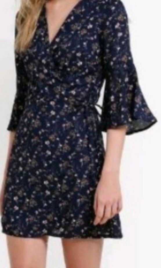 wrap up dress (Category: Dresses) located in Quezon City. Submitted by happyleafff (Listing ID 1389710493, Image 1). Description: Brand: Something Borrowed Navy blue floral design, flared sleeves, wrap up dress Size: Can fit XS-M frame Used it twice Rfs: decluttering - no when worn & rush shipping - items are preloved. please manage expectations. - pay as you order. - mode of payment: gcash, bdo.