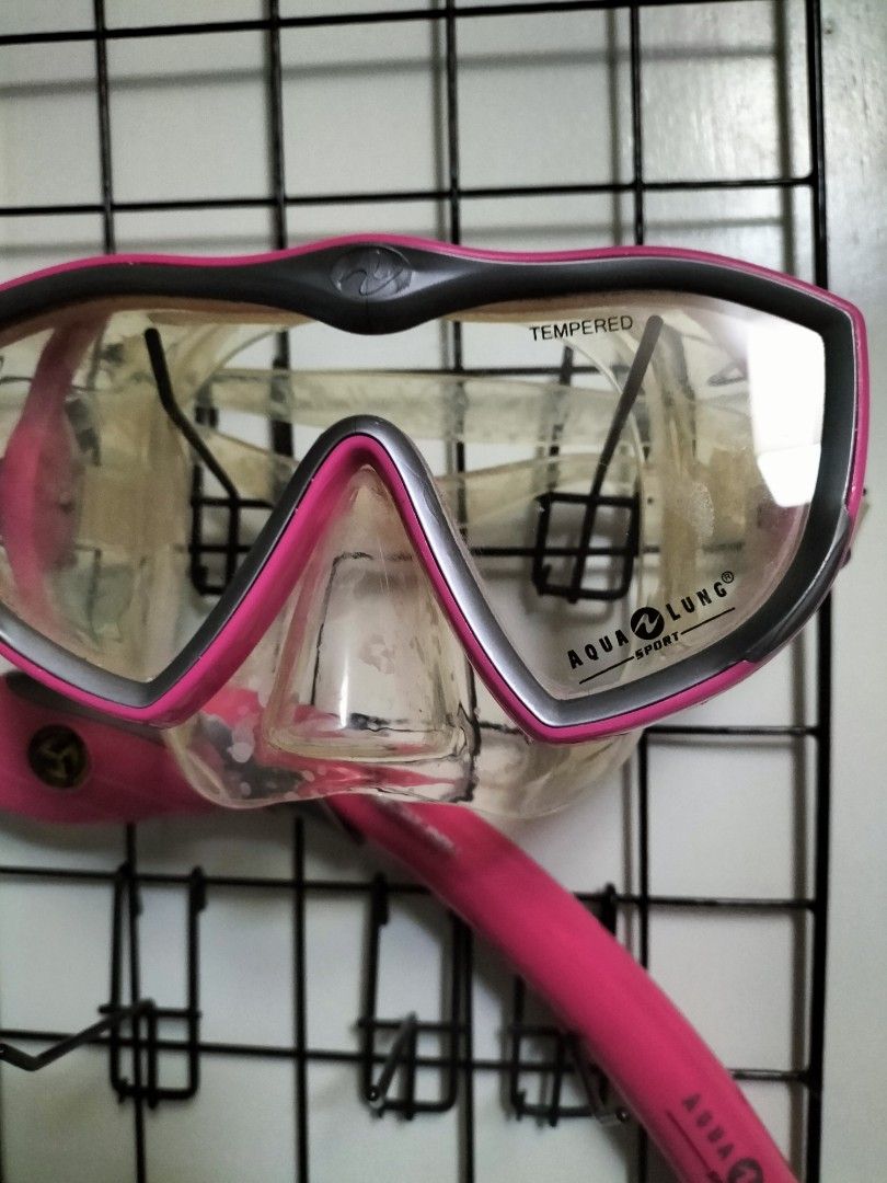Aqua Lung Snorkel & Mask (Category: Other Sports Equipment and Supplies) located in Baguio. Submitted by livewless (Listing ID 1389962031, Image 2). Description: Selling my extra pair. A dry snorkel with Pivot Dry Technology has a built-in float-activated valve at the top that automatically seals the snorkel tube when it's submerged, preventing water from entering and allowing for a dry, hassle-free snorkeling experience, especially for beginners