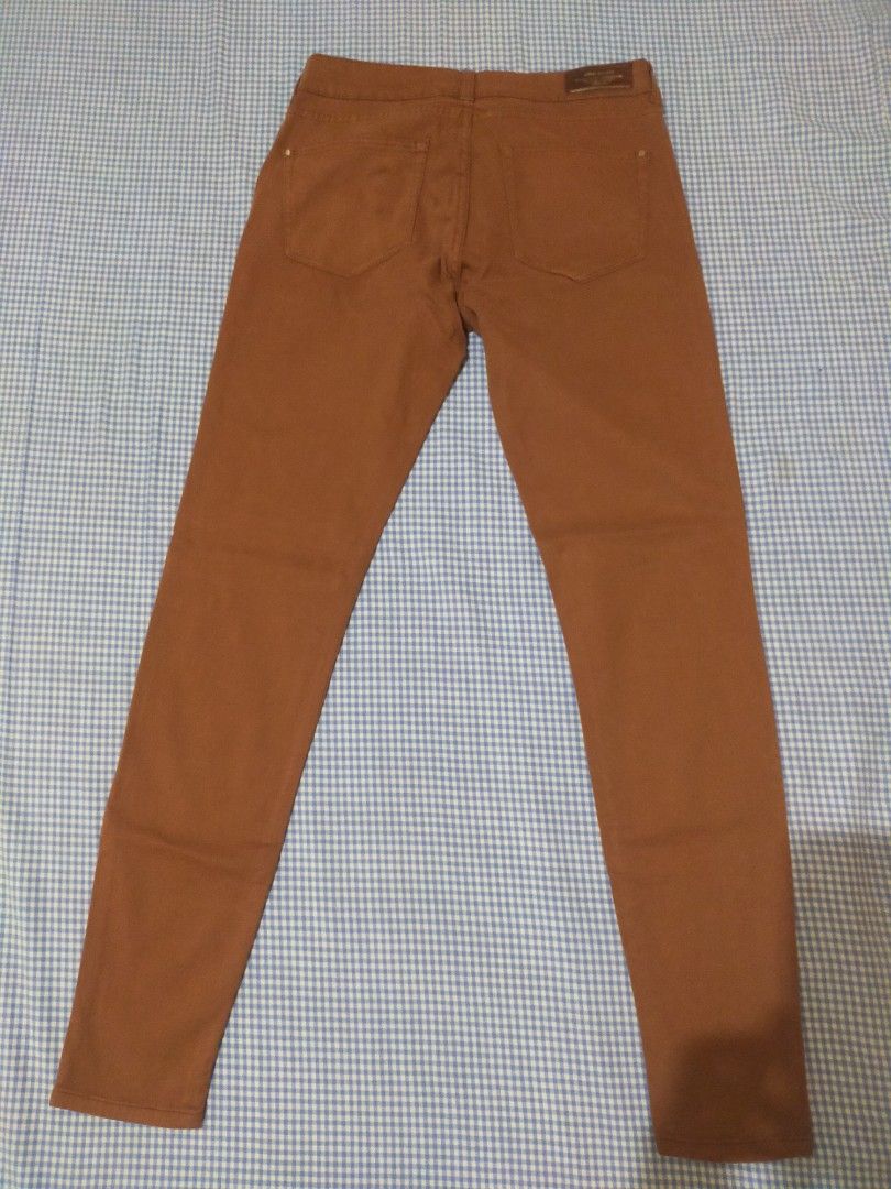 Asoorted pants for sale (Category: Jeans) located in Cavite. Submitted by jaycel79 (Listing ID 1389977069, Image 3). Description: All preloved and branded pants. 299 each.