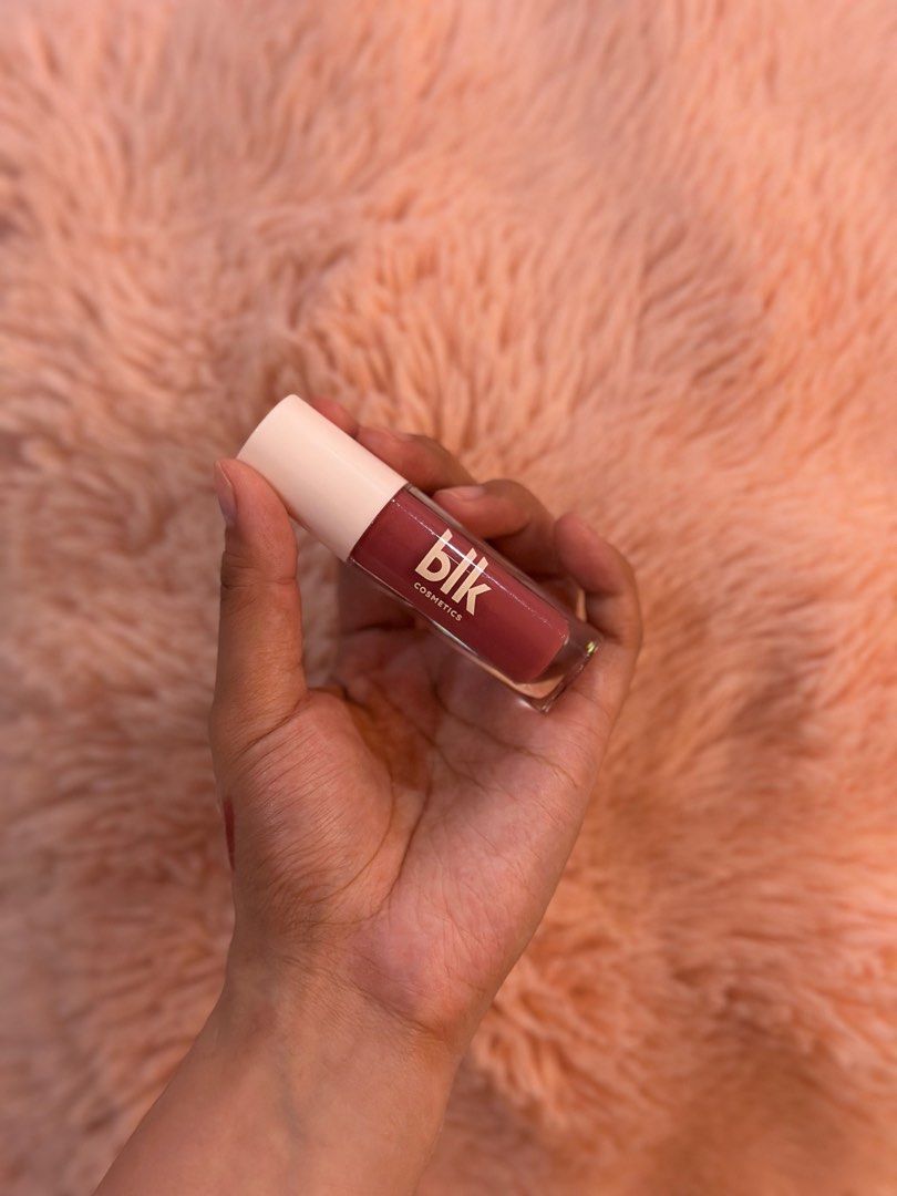 BLK Lip Treatment Oil in Seashell (Category: Makeup) located in Rizal. Submitted by mariedeclutterz (Listing ID 1389993290, Image 1). Description: Used 2 times only Pretty shade and really good sa lips RFS: Not a big fan of lipgloss/lip treatment oils.