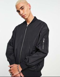 (Category: ) located in . Submitted by y2k.luxury.streetwear.outdoor (Listing ID 1390013349, Image 1). Description: .
