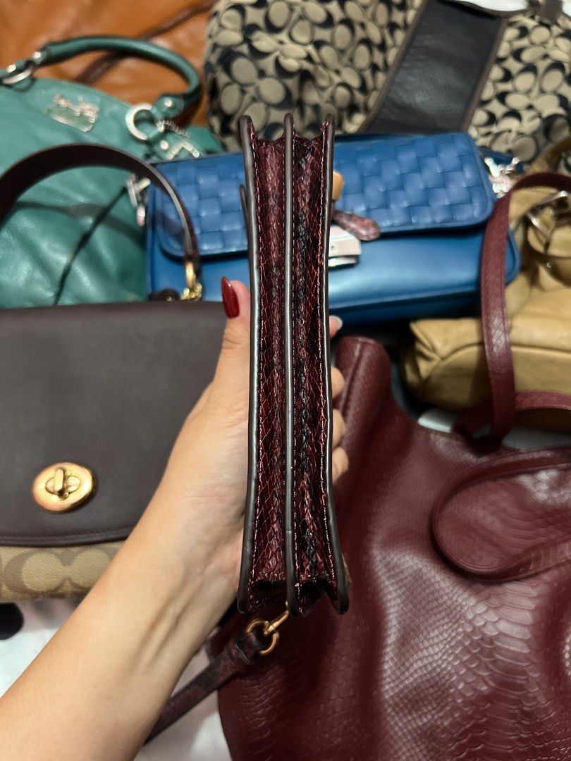 COACH FOLDOVER WRISTLET WALLET (Category: Luxury Bags & Wallets) located in Navotas City. Submitted by declutteringstuff_ph (Listing ID 1390009370, Image 3). Description: Preloved Original foldover wristlet wallet 💕 With flaws can be seen in the picture. Price is negotiable✨.