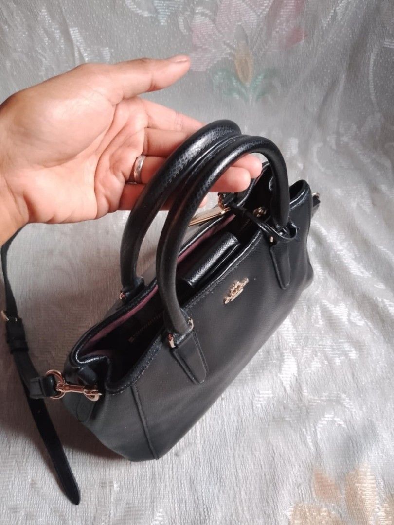 COACH Margot Carry All (Category: Luxury Bags & Wallets) located in Tuguegarao City. Submitted by starzeke (Listing ID 1389925417, Image 2). Description: Pakibasa po‼️ ❤️Dear Buyers💚 Hindi ako makareply sa inyo, nakalimit kasi message sa carousel, nababasa ko lang cia. hanapin nio na lang po sa fb parehong pangalan po nakalagay sa profile pics. Pm nio ako dun and your Tawad☺️ -Starzeke Thriftshop and Japan Anikz.