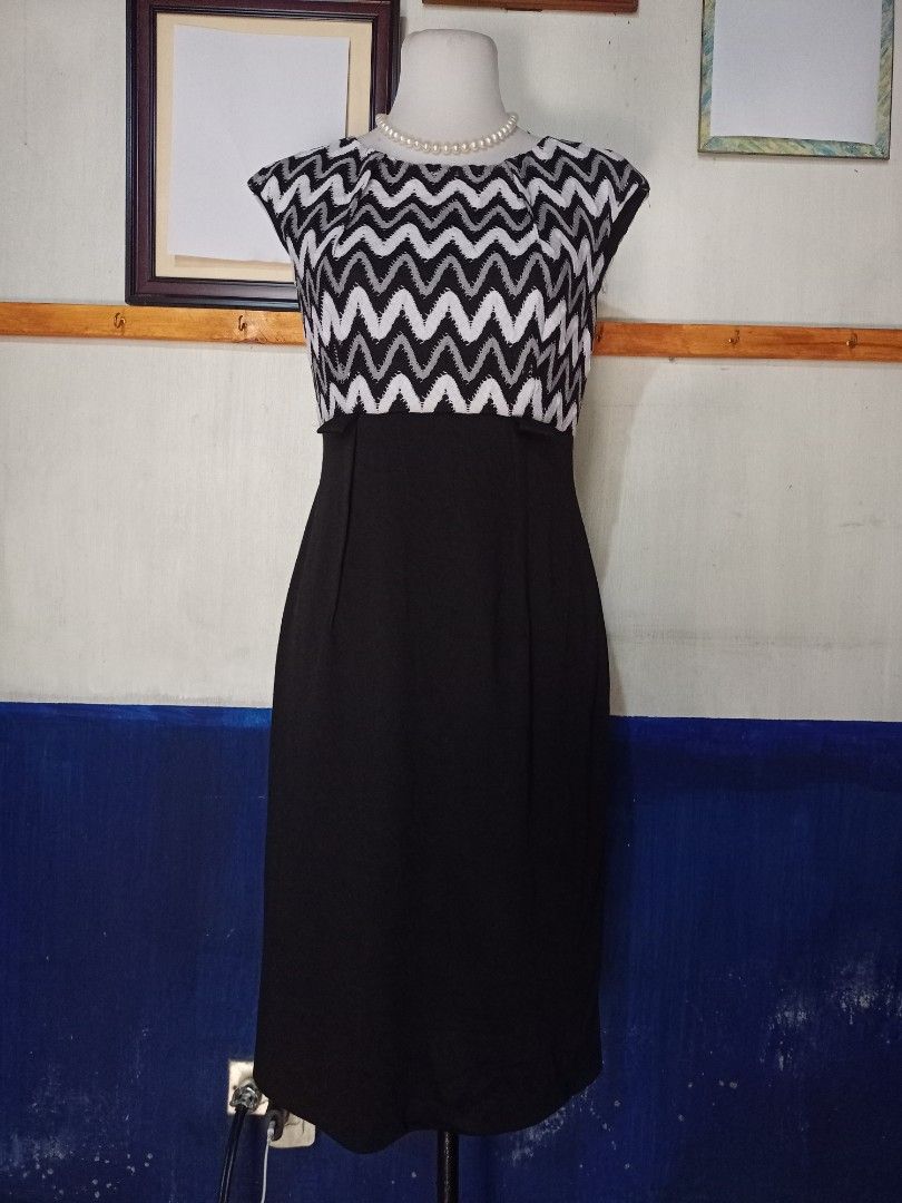 Connected Apparel Zigzag Pattern White Gray Black Dress [CA008] [3FOR500] (Category: Dresses) located in San Narciso. Submitted by clofit.ph (Listing ID 1389902648, Image 1). Description: [3FOR500] 📌 Shoulder: 19" 📌 Bust: 36"-40" 📌 Bust Laid Flat: 34" 📌 Waist: 30"-34" 📌 Waist Laid Flat: 30" 📌 Length: 39" 📌 Self: 100% Polyester Contrast: 80% Polyester 16% Rayon 4% Spandex Lining: 100% Polyester 🧍🏻‍♀️MANNEQUIN SIZE Bust: 34" Waist: 26" 📸 