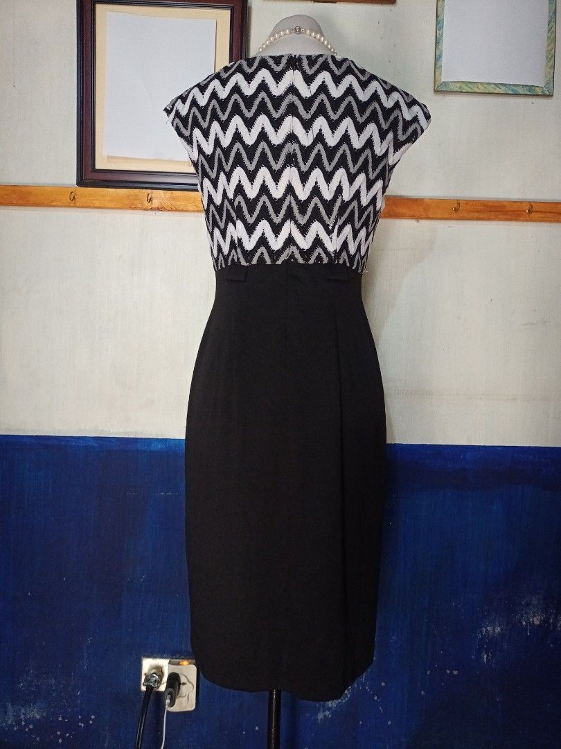 Connected Apparel Zigzag Pattern White Gray Black Dress [CA008] [3FOR500] (Category: Dresses) located in San Narciso. Submitted by clofit.ph (Listing ID 1389902648, Image 2). Description: [3FOR500] 📌 Shoulder: 19" 📌 Bust: 36"-40" 📌 Bust Laid Flat: 34" 📌 Waist: 30"-34" 📌 Waist Laid Flat: 30" 📌 Length: 39" 📌 Self: 100% Polyester Contrast: 80% Polyester 16% Rayon 4% Spandex Lining: 100% Polyester 🧍🏻‍♀️MANNEQUIN SIZE Bust: 34" Waist: 26" 📸 