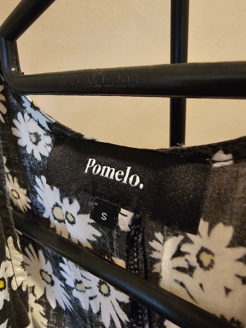Daisy Print Wrap Around top (Category: Longsleeves) located in Amadeo. Submitted by _cgbb (Listing ID 1389907347, Image 2). Description: Brand: Pomelo Size S (fits XS-S) decluttering!.