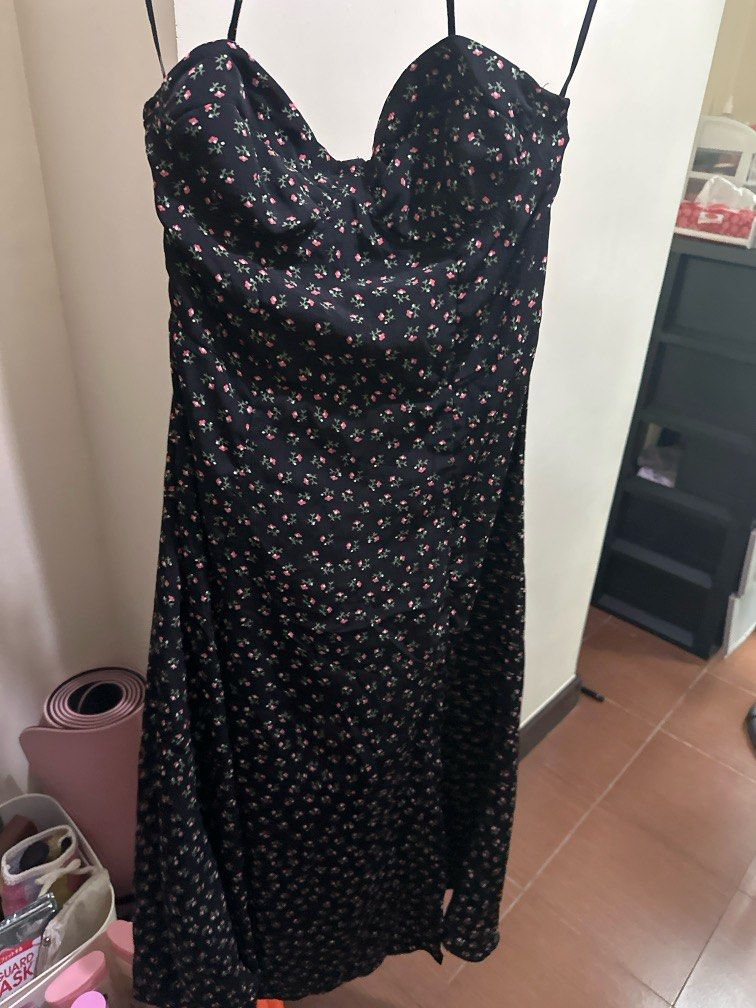 floral halter top dress (Category: Dresses) located in Makati City. Submitted by rocycle (Listing ID 1389900641, Image 2). Description: Shein floral halter dress.