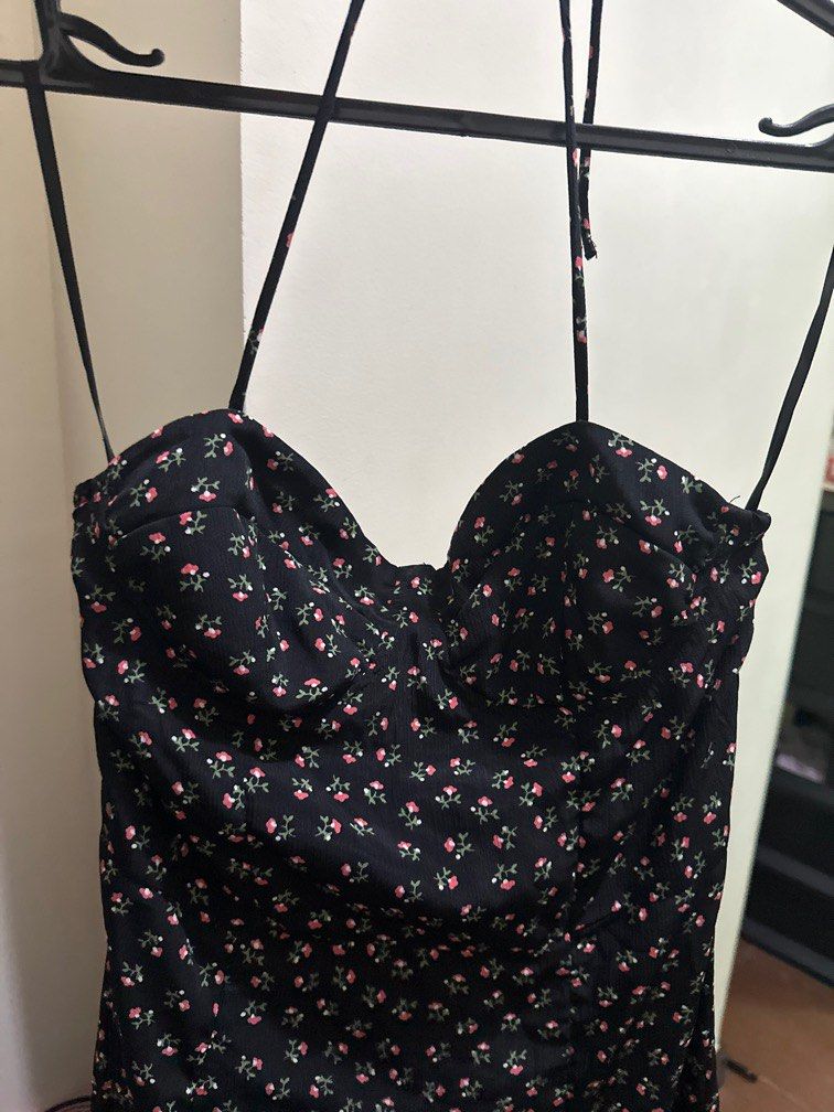 floral halter top dress (Category: Dresses) located in Makati City. Submitted by rocycle (Listing ID 1389900641, Image 3). Description: Shein floral halter dress.