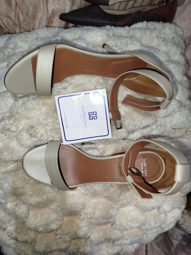 Givenchy Heels (Category: Sneakers & Footwear) located in San Fernando. Submitted by la_segunda2727 (Listing ID 1389975957, Image 2). Description: size 37 3 inches approx. heels.