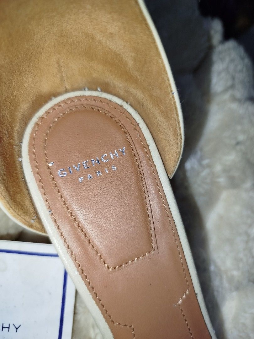 Givenchy Heels (Category: Sneakers & Footwear) located in San Fernando. Submitted by la_segunda2727 (Listing ID 1389975957, Image 3). Description: size 37 3 inches approx. heels.