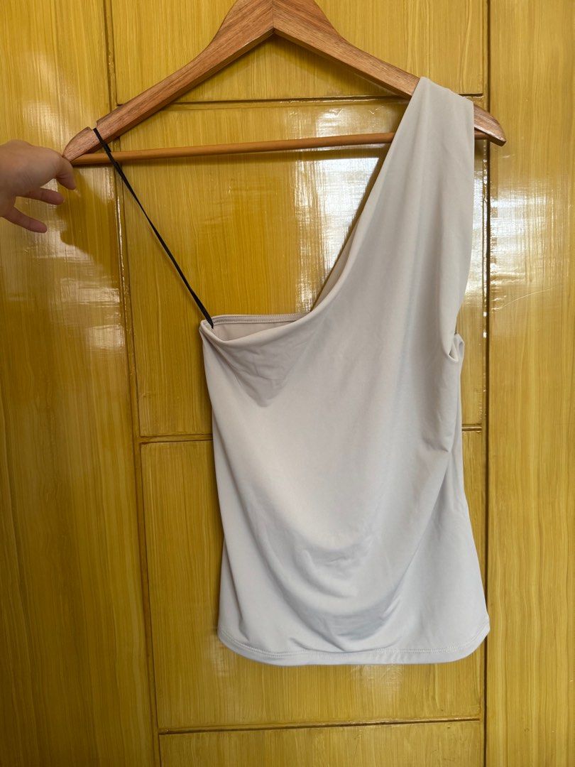 H&M Asymmetrical Top (Category: Sleeveless) located in Bocaue. Submitted by arnssss (Listing ID 1389865411, Image 1). Description: Never worn. Medium on tag but can fit small.