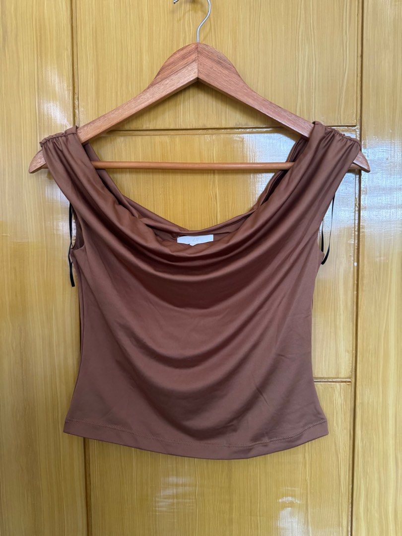 H&M Off Shoulders Top (Category: Blouses) located in Bocaue. Submitted by arnssss (Listing ID 1389864977, Image 3). Description: Never worn.