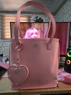 (Category: ) located in . Submitted by decluttering.swiftie (Listing ID 1389867149, Image 1). Description: .