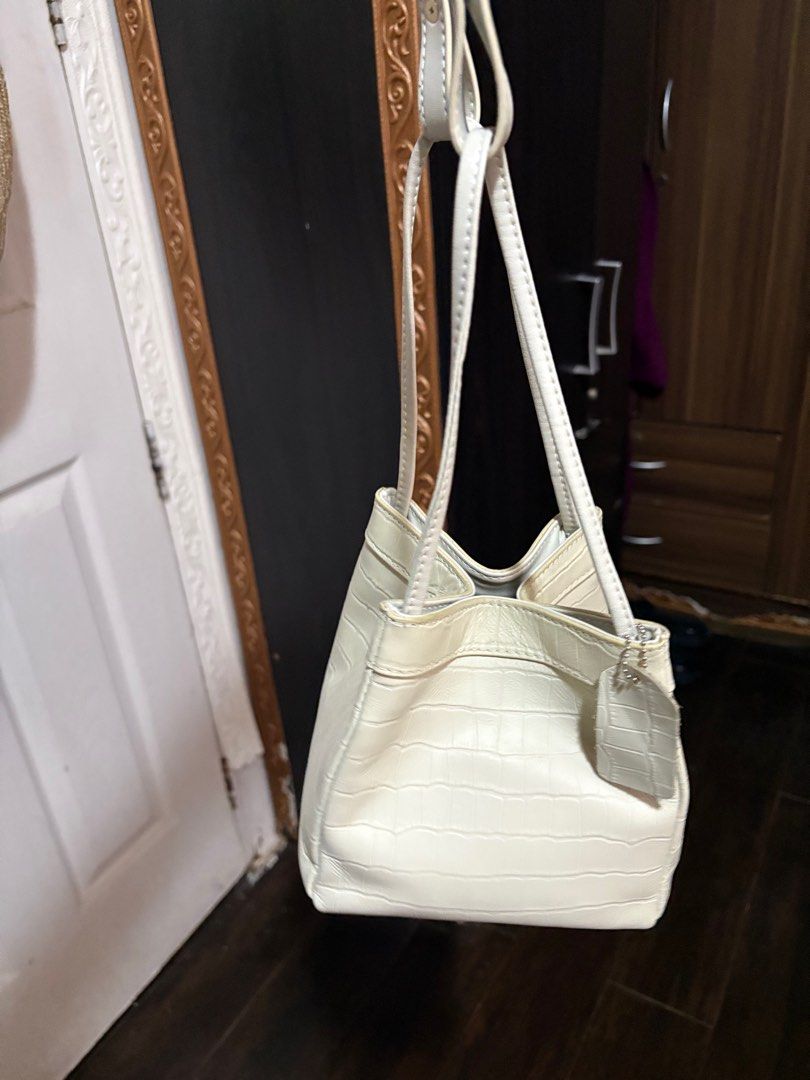 leather bag (Category: Cross-body Bags) located in Cavite. Submitted by cbmae (Listing ID 1389861792, Image 1). Description: Magnet closure dumpling bag local made.