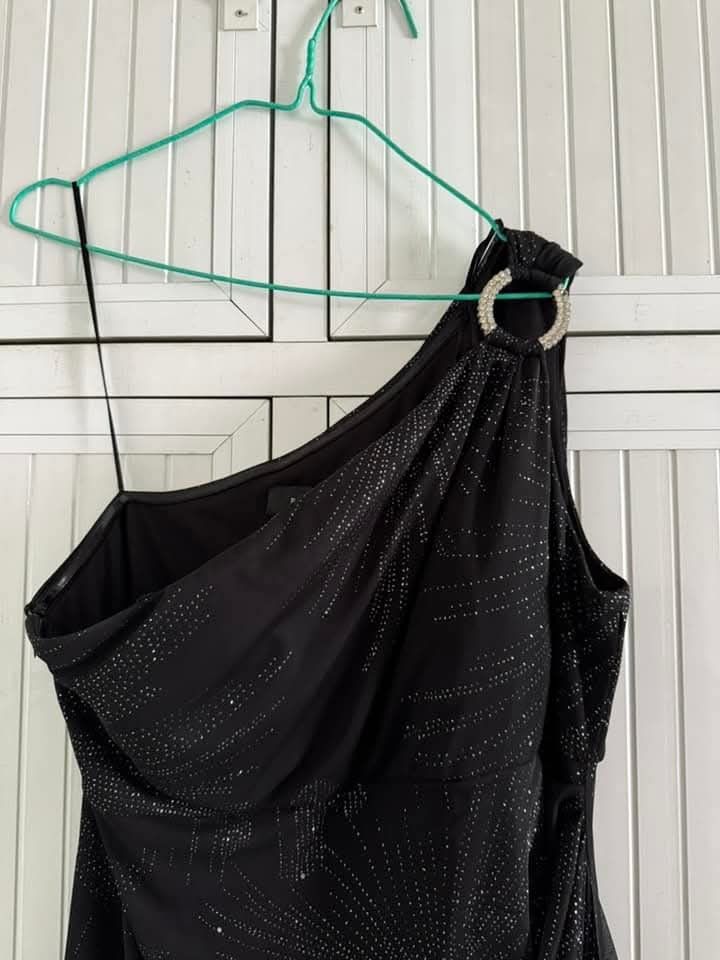 Long Dress + White Shawl (Category: Dresses) located in Mandaluyong City. Submitted by aj.declutter (Listing ID 1390030488, Image 2). Description: Only used once 😊 Loc: Gateway Garden Heights, Mandaluyong.