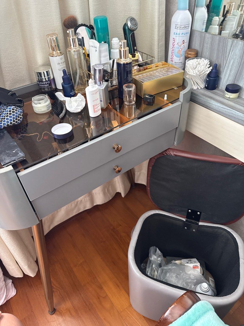 Make Up table (Category: Tables & Sets) located in Singapore. Submitted by quickbuynsell (Listing ID 1259703067, Image 3). Description: Please note that mirror is not included Self collect.