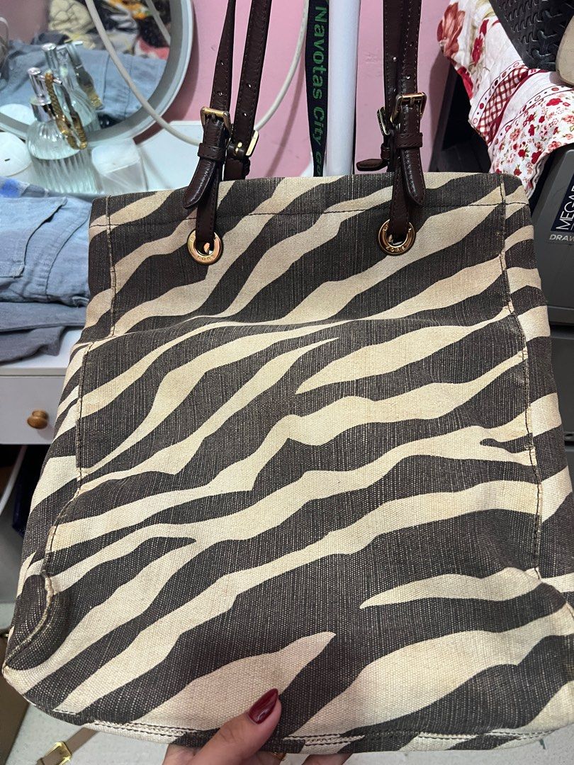 MICHAEL KORS CANVAS BUCKET BAG (Category: Luxury Bags & Wallets) located in Navotas City. Submitted by declutteringstuff_ph (Listing ID 1390007089, Image 3). Description: Preloved Original Michael Kors Bucket Bag/ Brown Animal print Canvas. Snap Closure at Top. Needs cleaning Price is negotiable✨ .