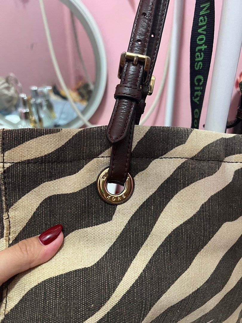 MICHAEL KORS CANVAS BUCKET BAG (Category: Luxury Bags & Wallets) located in Navotas City. Submitted by declutteringstuff_ph (Listing ID 1390007089, Image 2). Description: Preloved Original Michael Kors Bucket Bag/ Brown Animal print Canvas. Snap Closure at Top. Needs cleaning Price is negotiable✨ .
