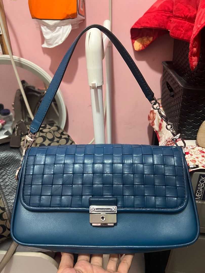 MICHAEL KORS CROSS-BODY BRADSHAW (Category: Luxury Bags & Wallets) located in Navotas City. Submitted by declutteringstuff_ph (Listing ID 1390003057, Image 2). Description: Original Michael Kors Bag 2-way bag, can be a shoulder bag and cross-body bag Minimal signs of usage Super clean inside .