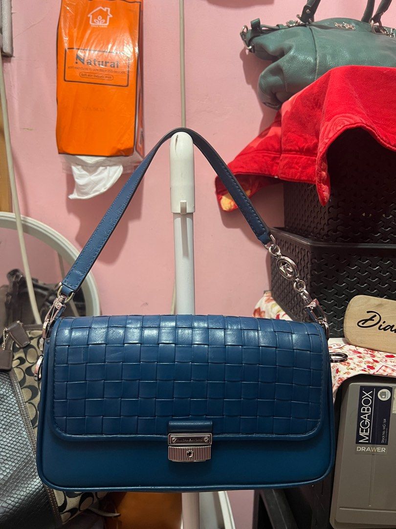 MICHAEL KORS CROSS-BODY BRADSHAW (Category: Luxury Bags & Wallets) located in Navotas City. Submitted by declutteringstuff_ph (Listing ID 1390003057, Image 3). Description: Original Michael Kors Bag 2-way bag, can be a shoulder bag and cross-body bag Minimal signs of usage Super clean inside .