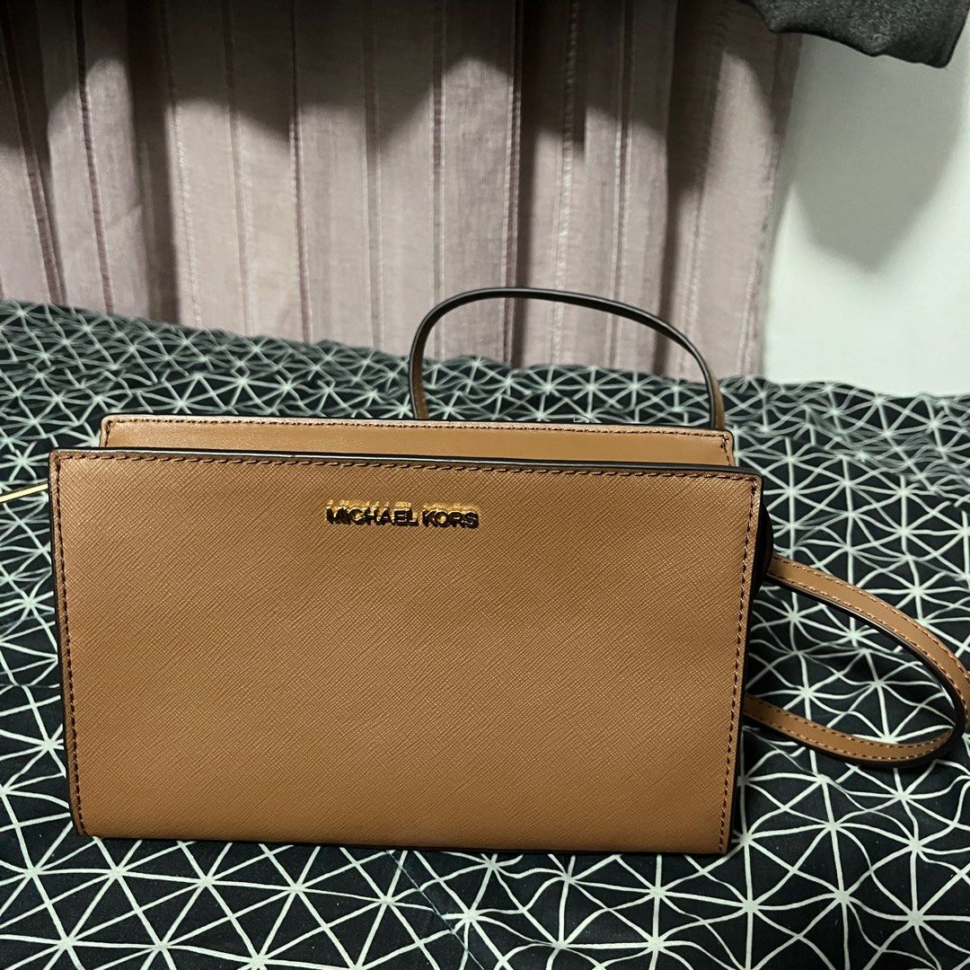 Michael Kors Sheila Mini Crossbody (Category: Luxury Bags & Wallets) located in Quezon City. Submitted by funakrista (Listing ID 1390029812, Image 3). Description: Michael Kors Sheila Mini Crossbody - ₱5,699 ✨ Authentic MK Sheila Mini Crossbody 💕 Compact, trendy & versatile • Saffiano non-leather vegan • Gold-tone Hardware • 8.25”W x 5.25”H x 2.75”D • Interior details: open with 2 slip pocket & 1 slip pocket on the back 📍 Brand new, no receipt/