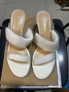 (Category: ) located in . Submitted by preloved_heels (Listing ID 1390004165, Image 1). Description: .